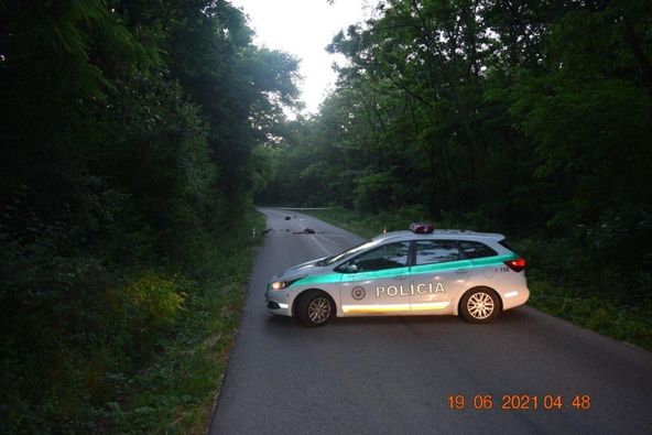 Auto zachytilo pri ceste bicyklistu, vodič z miesta nehody ušiel