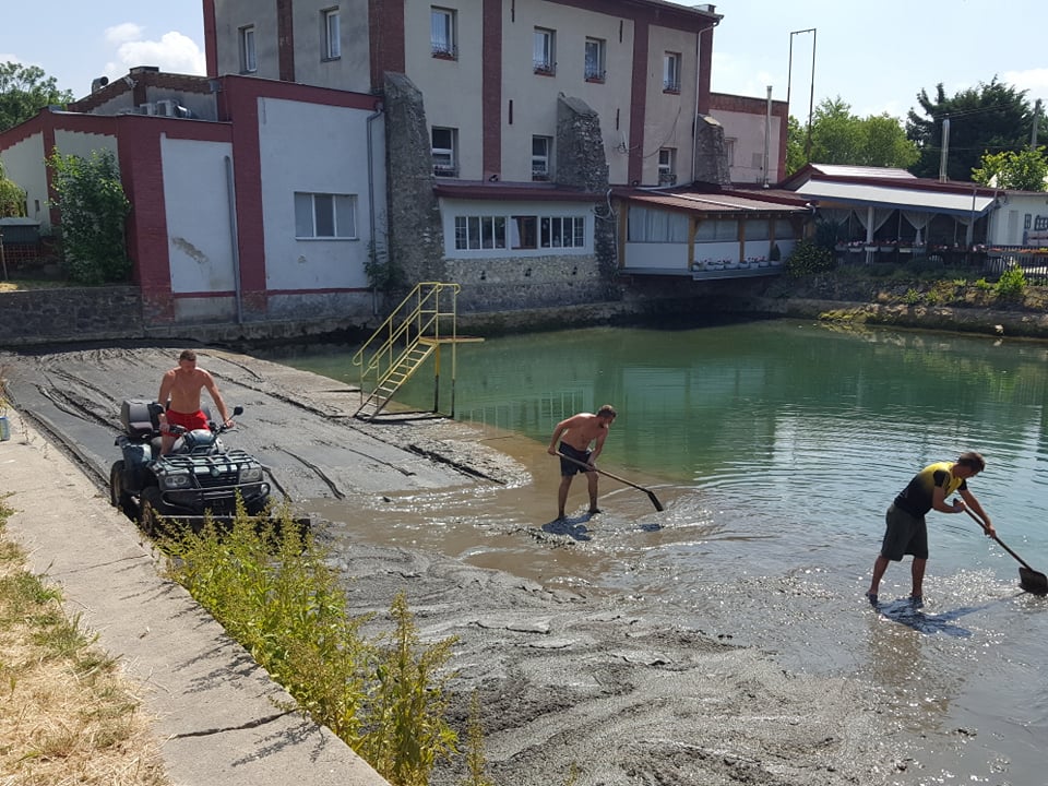 V Pohraniciach dnes čistili jazierko dobrovoľníci, urobili kus práce