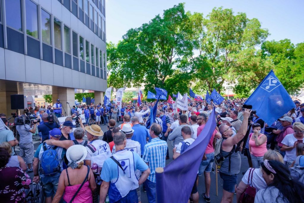 Protest: Zastavme rozvrat sociálneho štátu, pozrite sa, ako to tam vyzeralo