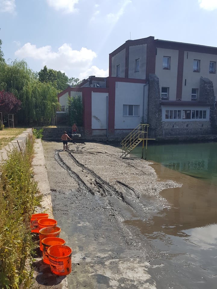 V Pohraniciach dnes čistili jazierko dobrovoľníci, urobili kus práce