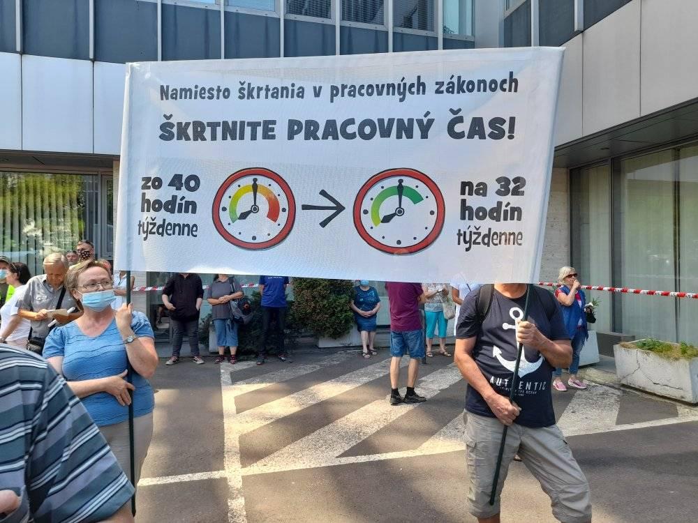 Protest: Zastavme rozvrat sociálneho štátu, pozrite sa, ako to tam vyzeralo