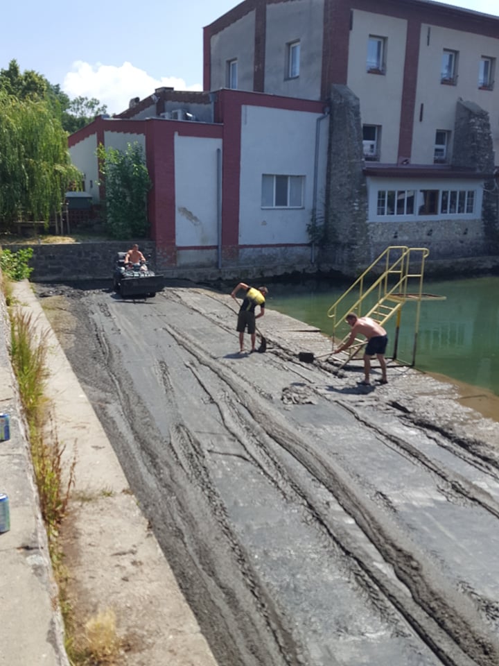 V Pohraniciach dnes čistili jazierko dobrovoľníci, urobili kus práce