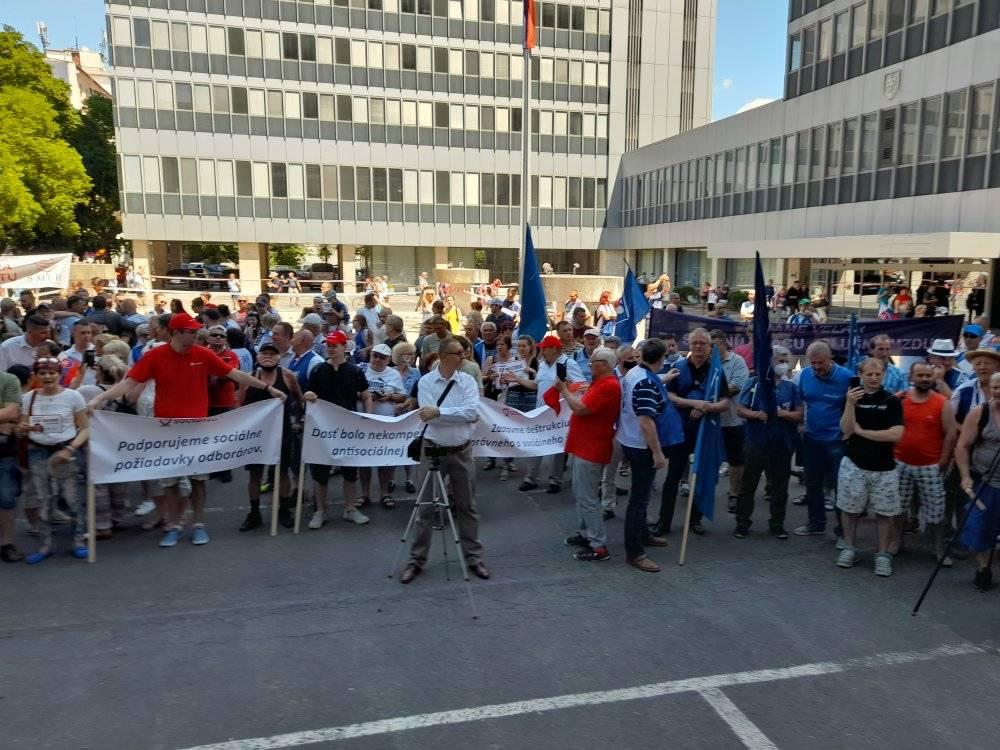 Protest: Zastavme rozvrat sociálneho štátu, pozrite sa, ako to tam vyzeralo