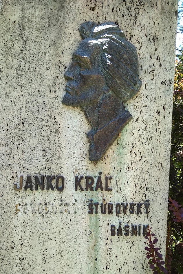 Janko Kráľ v Nitre: Cenzúra či vandalizmus? Kto odstránil z pamätníka slovo "revolučný"?