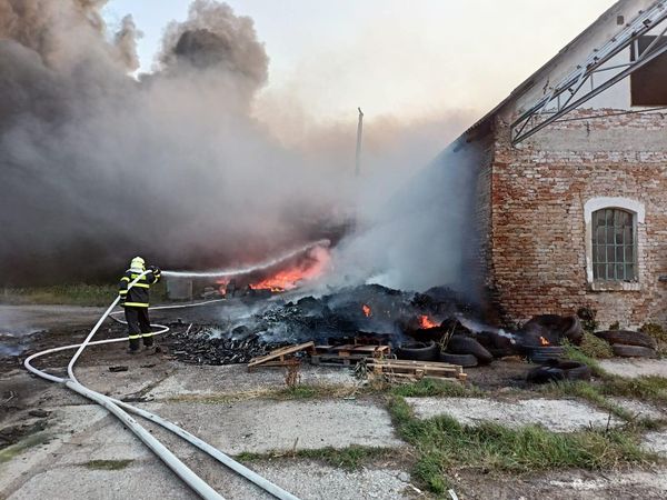 AKTUÁLNE: Požiar skladovej haly v Palárikove (FOTO)