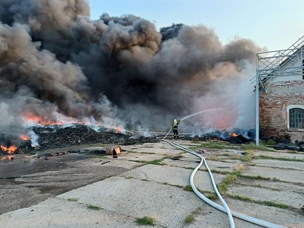 AKTUÁLNE: Požiar skladovej haly v Palárikove (FOTO)