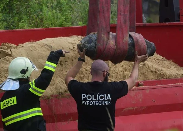 Likvidácia leteckej bomby v Bratislave (foto)