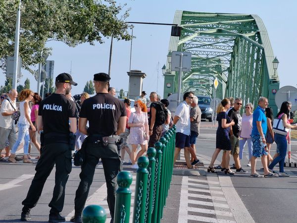 BLOKÁCIA: Desiatky protestujúcich zablokovali hraničné priechody(FOTO)