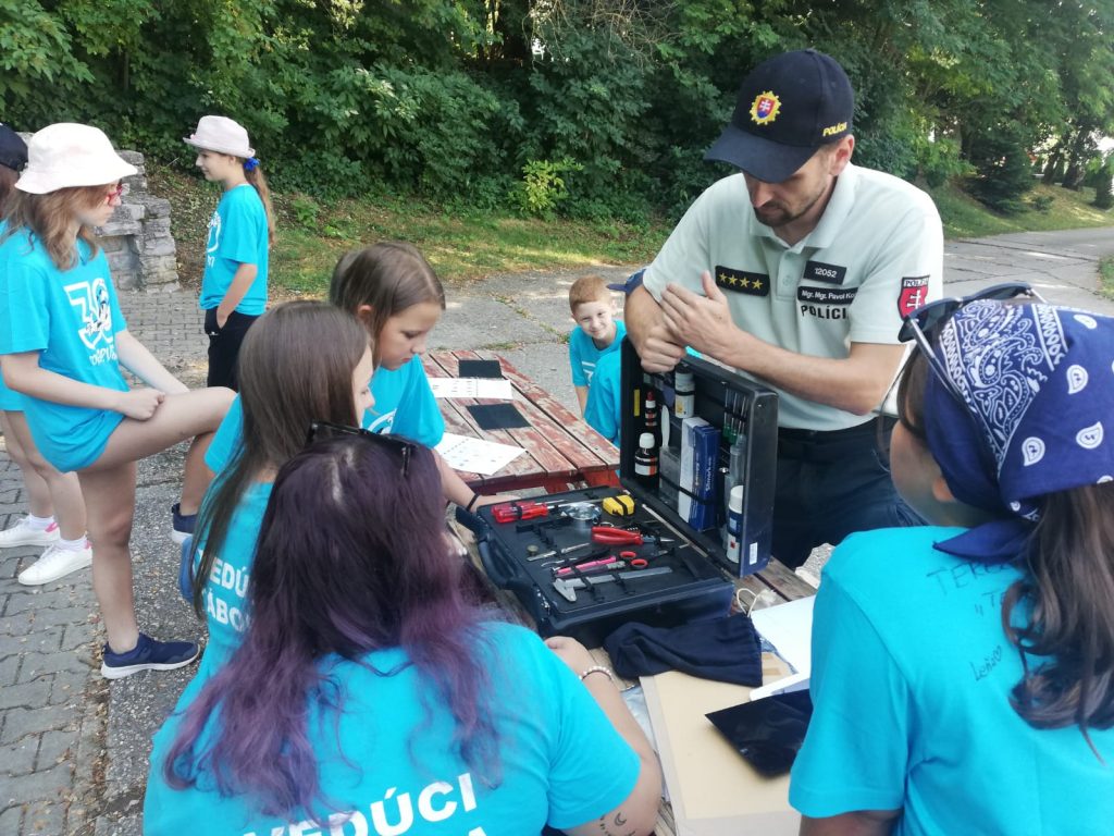 Trnavská polícia: Deťom brali odtlačky prstov (FOTO)