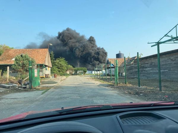 AKTUÁLNE: Požiar skladovej haly v Palárikove (FOTO)