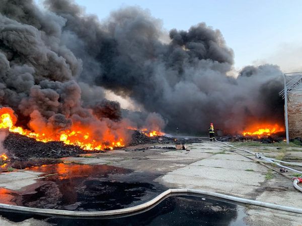 AKTUÁLNE: Požiar skladovej haly v Palárikove (FOTO)