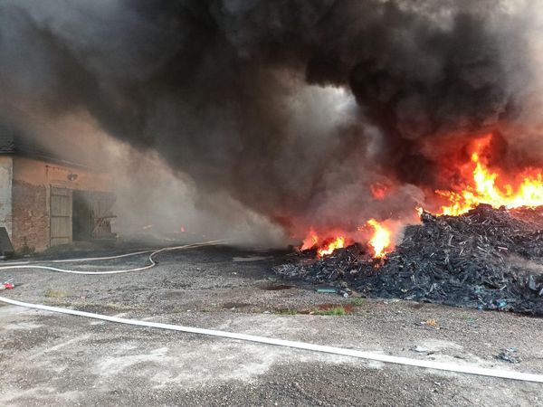 AKTUÁLNE: Požiar skladovej haly v Palárikove (FOTO)