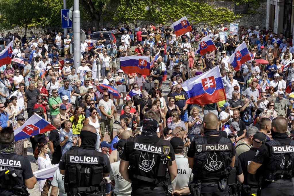 AKTUÁLNE: Pred parlamentom pribudlo protestujúcich, ale aj policajtov