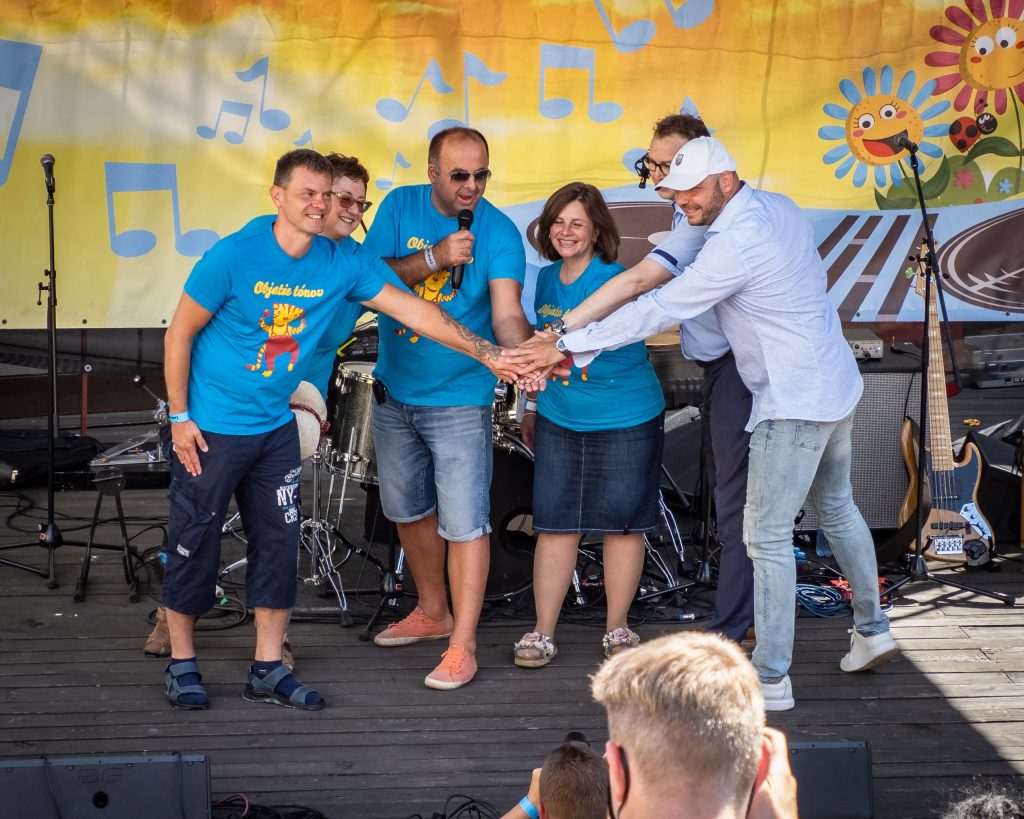 Objatie tónov: Podmanilo Levické hradné námestie, výnimočný koncert pre ľudí s mentálnym a zdravotným postihnutím (foto)