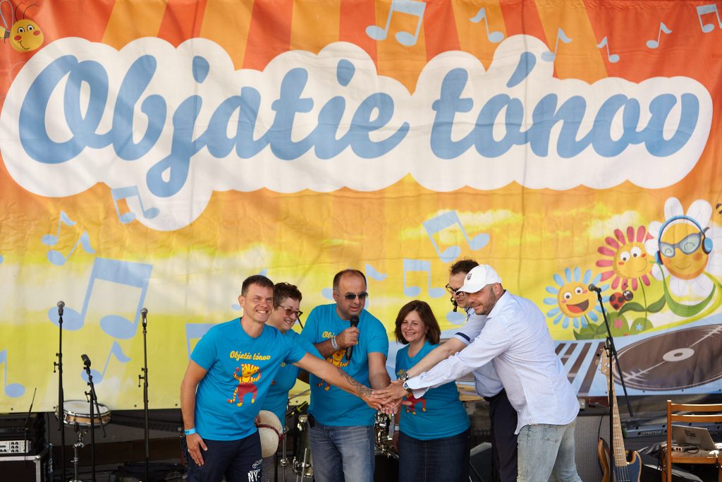 Objatie tónov: Podmanilo Levické hradné námestie, výnimočný koncert pre ľudí s mentálnym a zdravotným postihnutím (foto)