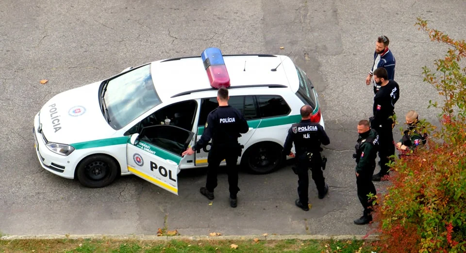 Naháňačka v Nitre: Posádka skončila v CPZ, vyhadzovala z auta DROGY