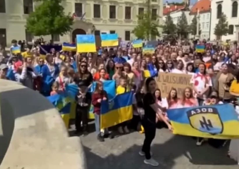 Hnus! Slovo, ktoré najviac vystihuje postriekanie pamätníka osloboditeľov Piešťanoch nacistickým symbolom