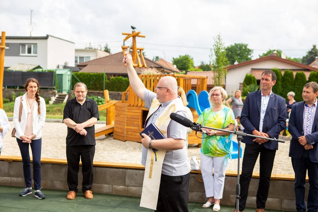 Minister Krajniak v Golianove: Deti dostali mimoriadne atraktívne ihrisko (foto)