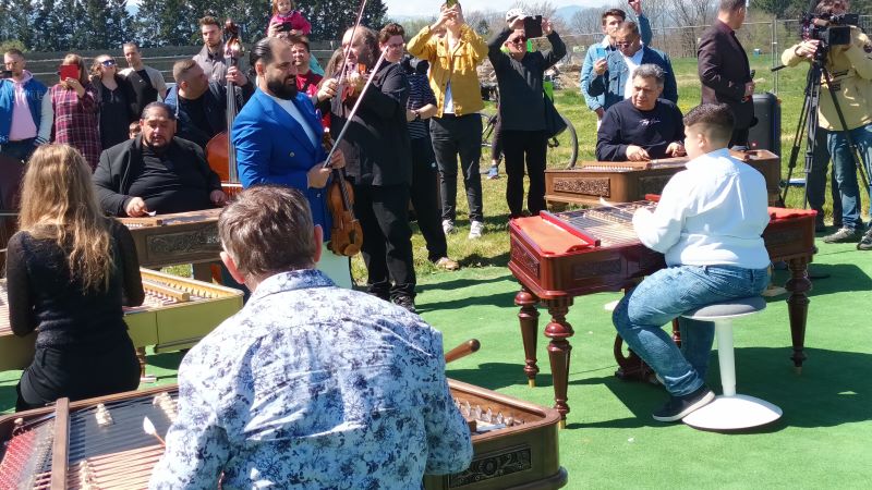 Pri Liptovskej Mare vytvorili cimbalisti slovenský rekord. Darmo ma mamičko hrali na legendárnych cimbaloch rodáka z Kvetnej(VIDEO)