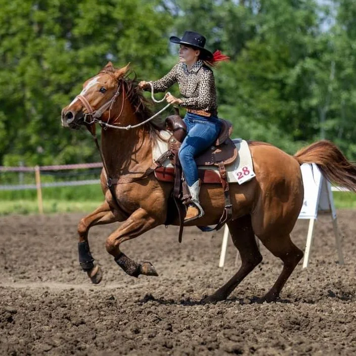 Westernová jazdkyňa Dominika: Cesta za rýchlosťou, koňmi a úspechom