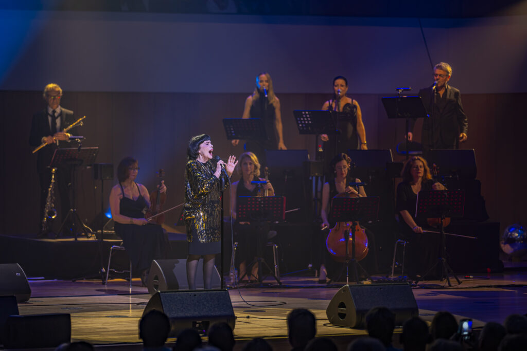 Legenda Mireille Mathieu navštívi v rámci turné 60 rokov lásky aj Bratislavu. Teší sa na jej vianočnú atmosféru!