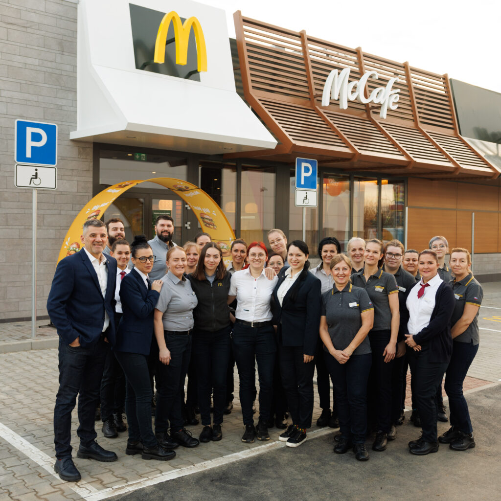 Zlaté oblúky McDonald's budú svietiť už aj v Topoľčanoch